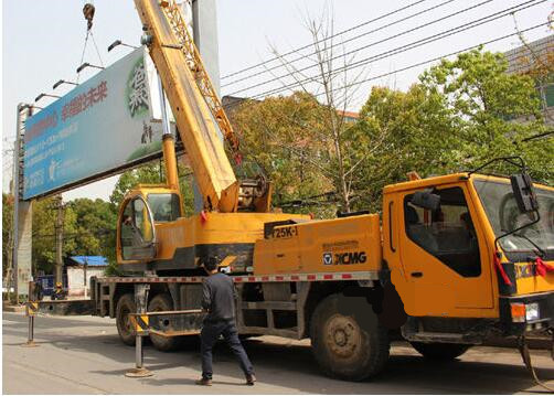 大型吊车-- 盘锦市泰安吊运公司